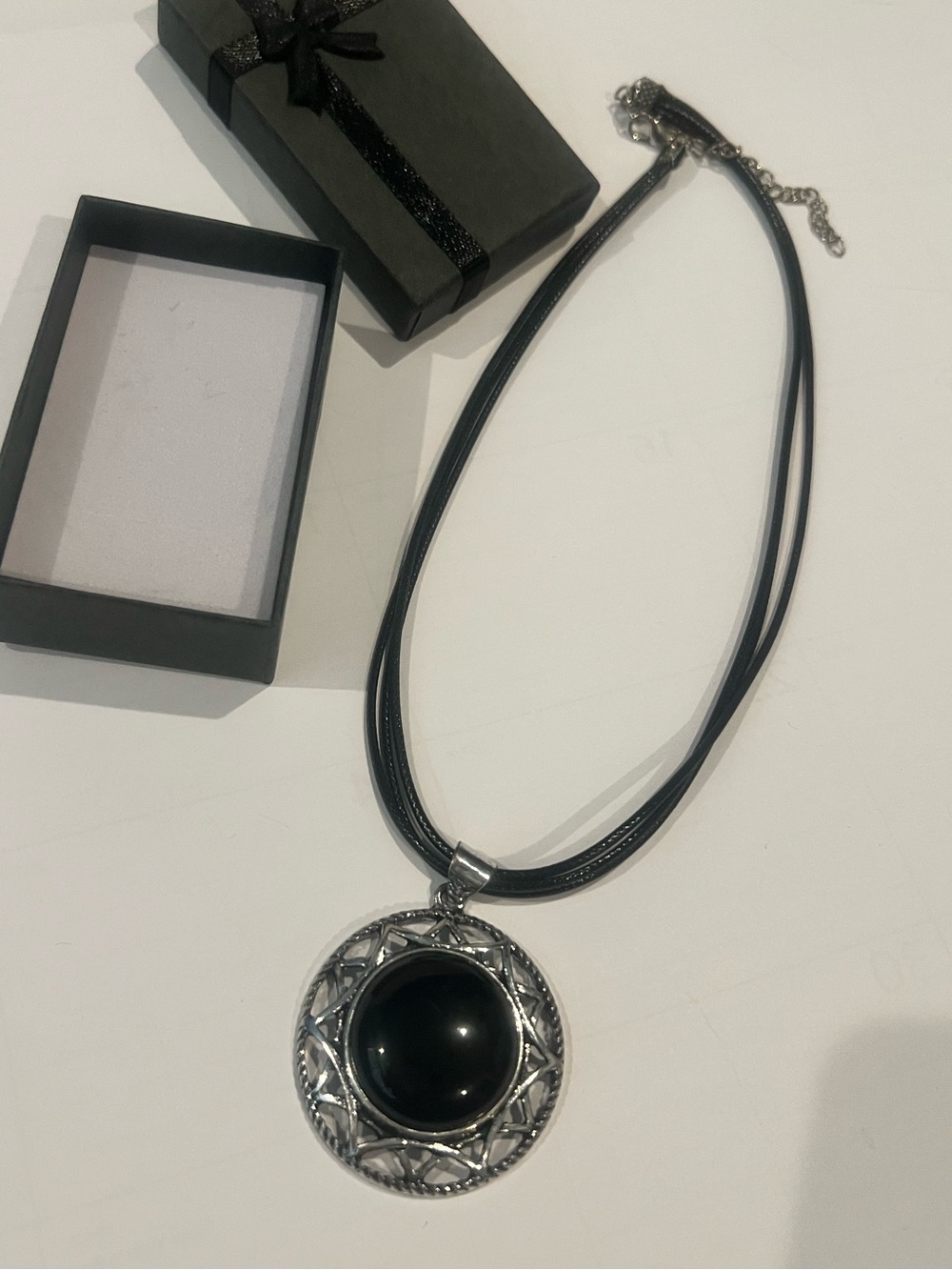 NWOT Elegant Black Stone Pendant Necklace - Women Jewelry